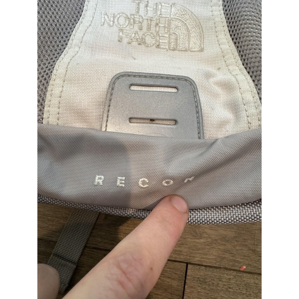The North Face Recon Backpack Gray White Laptop Daypack Mesh Pockets Chest Strap - Picture 3 of 10